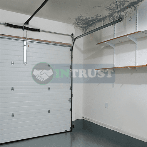 Industrial lifting door